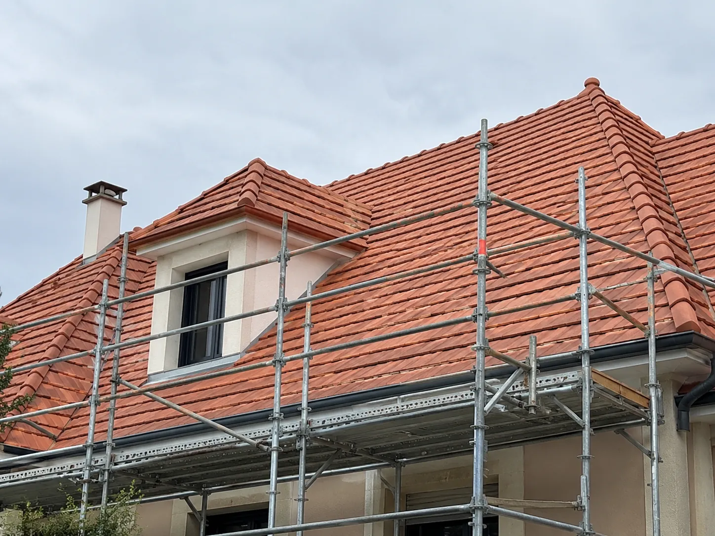 Toiture en tuiles neuves avec lucarne et échafaudage, couvreur Antony